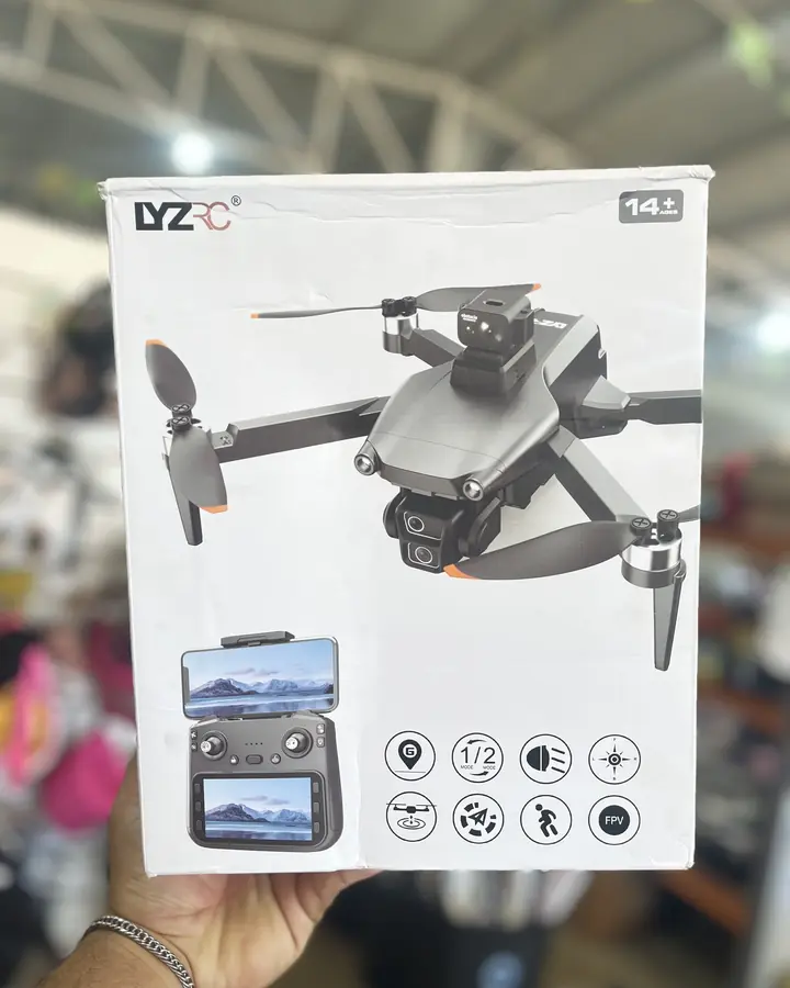 Caixa de um drone LYZRC com câmera, segurada dentro da loja